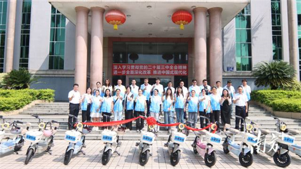 湯塘鎮在鎮政府廣場舉行網格員電動車派發儀式.jpg